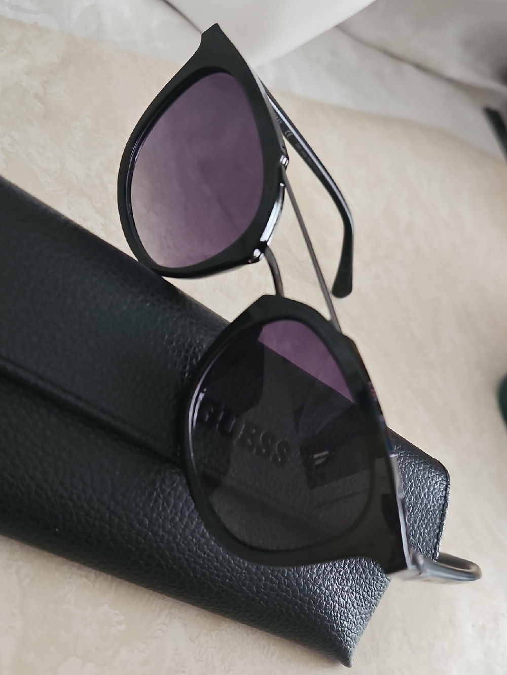 Guess Sunglasses With Case. - Picture 2 of 15